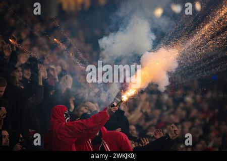 Eindhoven, Niederlande. Februar 2024. Fans von Eindhoven schießen Feuerwerkskörper in die Luft PSV Eindhoven - Borussia Dortmund 20.02.2024 Copyr Stockfoto