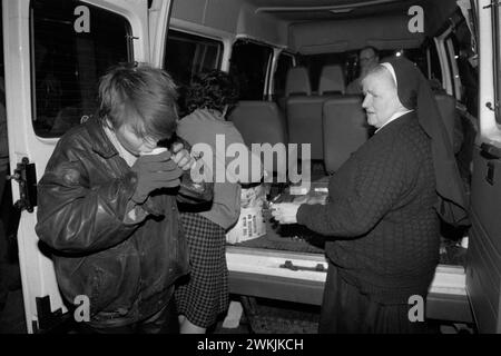 Suppenküche auf den Straßen Londons. Teenager-Mädchen schläft im Zentrum von London. Nonnen und Helfer des katholischen Ordens der Schwestern der Wohltätigkeitsorganisation, auch „Daughters of Charity“ genannt, bieten Nahrung und Unterschlupf in einer Suppenküche rund um London. London, England 1990 1990er Jahre, Großbritannien HOMER SYKES Stockfoto