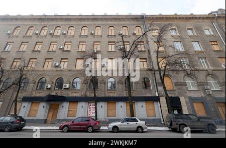 Nicht exklusiv: CHARKIW, UKRAINE - 20. FEBRUAR 2024 - Tafeln versiegeln die Fenster eines Gebäudes, Charkiw, Nordostukraine. Stockfoto