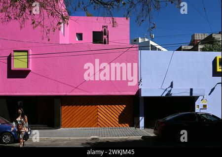 Das vom mexikanischen Architekten Luis Barragan Morf’n gebaute Gilardi Haus im Stadtteil San Miguel Chapultepec, Mexiko Stadt Stockfoto