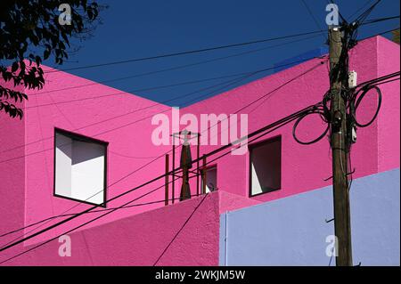 Das vom mexikanischen Architekten Luis Barragan Morf’n gebaute Gilardi Haus im Stadtteil San Miguel Chapultepec, Mexiko Stadt Stockfoto