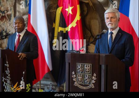 Prag, Tschechische Republik. Februar 2024. Der tschechische Präsident Petr Pavel (rechts) trifft den angolanischen Präsidenten Joao Lourenco am 21. Februar 2024 auf der Prager Burg in der Tschechischen Republik. Quelle: Michaela Rihova/CTK Photo/Alamy Live News Stockfoto