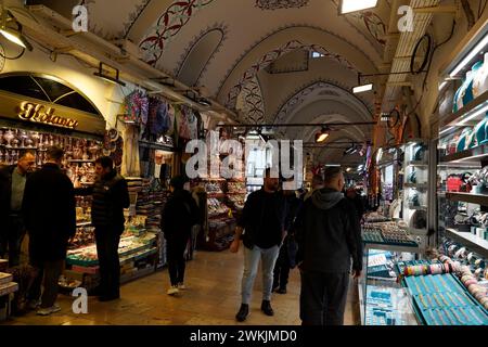 ISTANBUL, TÜRKEI - 6. JANUAR 2024 Basar in Istanbul. Die Leute kaufen und spazieren durch den berühmten antiken Basar mit gefälschter Mode, Juwelen und Gewürzen Stockfoto