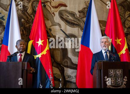 Prag, Tschechische Republik. Februar 2024. Der tschechische Präsident Petr Pavel (rechts) trifft den angolanischen Präsidenten Joao Lourenco am 21. Februar 2024 auf der Prager Burg in der Tschechischen Republik. Quelle: Michaela Rihova/CTK Photo/Alamy Live News Stockfoto