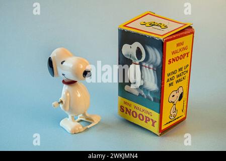 1958 Mini Walking Snoopy Aufziehspielzeug mit Originalbox von Aviva Enterprises Inc, Japan Stockfoto