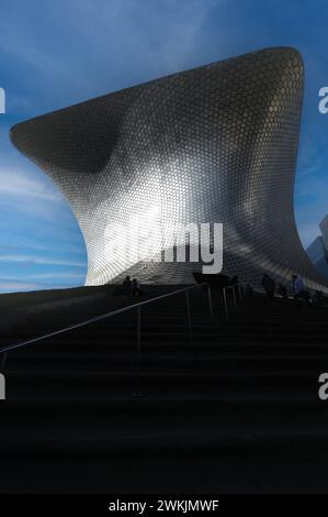 Das Museo Soumaya Kunstmuseum, das von dem Milliardär Calos Slim im Polanco-Viertel von Mexiko-Stadt erbaut wurde Stockfoto