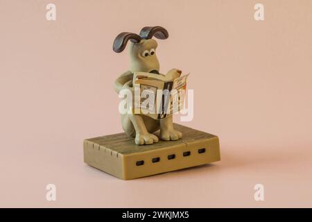 Aardman Animations-Figur Grommit the Dog liest Kriminalitäts- und Strafbuch aus dem Jahr 1989 Stockfoto