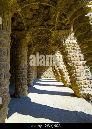 Die Steinsäulen im Park Güell. Barcelona, Spanien Stockfoto