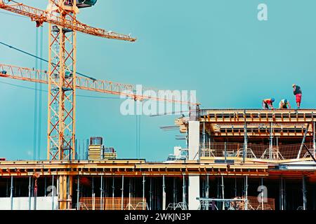 Große Baustelle, einschließlich mehrerer Krane arbeiten an einem Gebäudekomplex Stockfoto