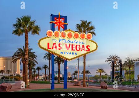 Las Vegas, Nevada, USA Willkommen in Las Vegas Sign in der Abenddämmerung. Stockfoto