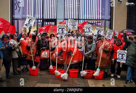 London, Großbritannien. Februar 2024. Niedrig bezahlte Mitarbeiter aus ganz London, die für Barts NHS Trust arbeiten, demonstrierten heute im Gesundheitsministerium in Westminster (Mittwoch, 21. Februar). Mopps und Eimer werden nach Westminster gebracht, um gegen die Nichtzahlung der COVID-Pauschalzahlung zu protestieren. Rund 100 Unite-Mitglieder gingen auf die Straßen von Westminster, um darauf hinzuweisen, dass Barts Trust seiner Verpflichtung nicht nachgekommen ist, NHS eine Pauschalzahlung „Dankeschön“ für die Arbeit während der Pandemie zu zahlen. Quelle: Mark Thomas/Alamy Live News Stockfoto