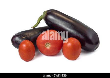 Frische Auberginen mit Tomaten, isoliert auf weißem Hintergrund mit Schnittpfad Stockfoto