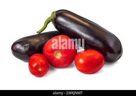 Frische Auberginen mit Tomaten, isoliert auf weißem Hintergrund mit Schnittpfad Stockfoto