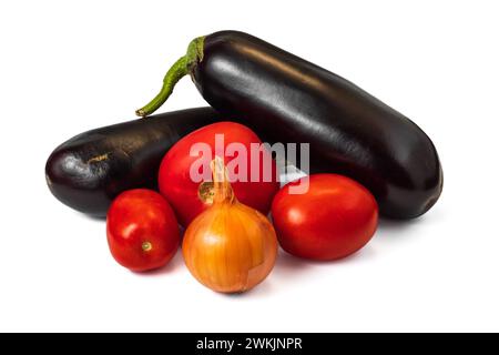 Frische Auberginen mit Tomaten, Zwiebeln isoliert auf weißem Hintergrund Stockfoto