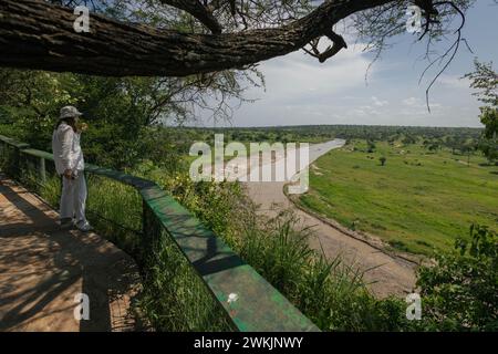 Tansanie. Februar 2024. © Mathieu Herduin/MAXPPP - 14/02/2024 Une tourste regarde le paysage du parc national Tarangire de Tanzanie le 13 février 2024. - Safari Tansanie - februar 2024. safari in Tansania Credit: MAXPPP/Alamy Live News Stockfoto