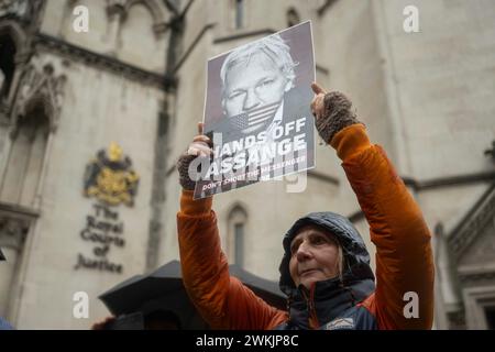 London, Großbritannien. Februar 2024. Die Anhänger des Wikileaks-Gründers Julian Assange versammeln sich vor den königlichen Gerichten. Stockfoto
