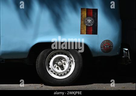 Alter VW Bus T2 mit Deutschlandfahne, Colonia Condesa, Mexiko Stadt Stockfoto