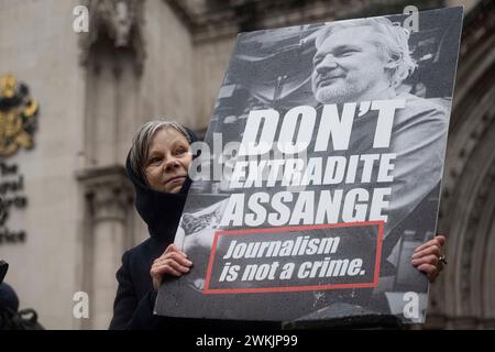 London, Großbritannien. Februar 2024. Die Anhänger des Wikileaks-Gründers Julian Assange versammeln sich vor den königlichen Gerichten. Stockfoto