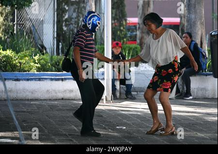 Tänzerin mit Wrestling-Maske und Partner tanzen auf einem öffentlichen Platz in Colonia Centro, Mexiko-Stadt Stockfoto