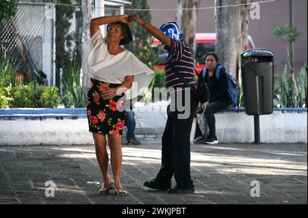 Tänzerin mit Wrestling-Maske und Partner tanzen auf einem öffentlichen Platz in Colonia Centro, Mexiko-Stadt Stockfoto