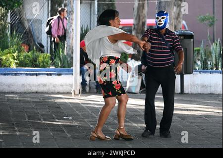 Tänzerin mit Wrestling-Maske und Partner tanzen auf einem öffentlichen Platz in Colonia Centro, Mexiko-Stadt Stockfoto