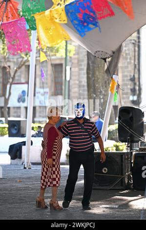 Tänzerin mit Wrestling-Maske und Partner tanzen auf einem öffentlichen Platz in Colonia Centro, Mexiko-Stadt Stockfoto