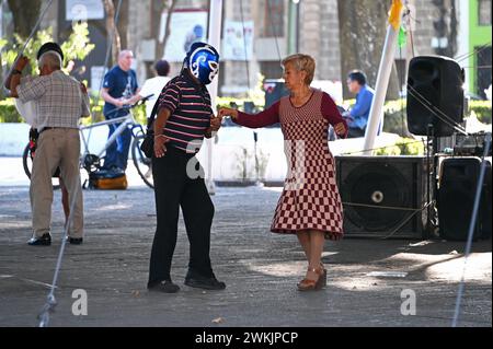 Tänzerin mit Wrestling-Maske und Partner tanzen auf einem öffentlichen Platz in Colonia Centro, Mexiko-Stadt Stockfoto