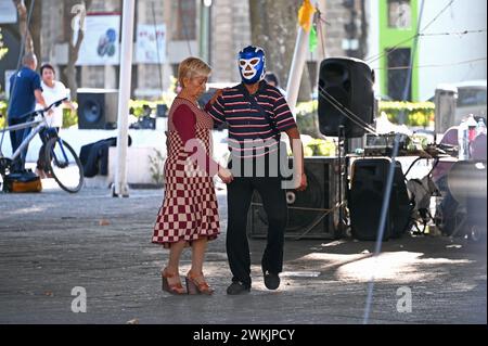 Tänzerin mit Wrestling-Maske und Partner tanzen auf einem öffentlichen Platz in Colonia Centro, Mexiko-Stadt Stockfoto