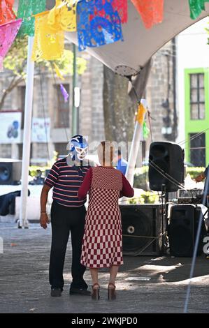 Tänzerin mit Wrestling-Maske und Partner tanzen auf einem öffentlichen Platz in Colonia Centro, Mexiko-Stadt Stockfoto