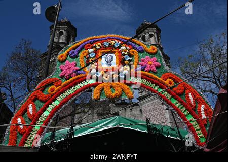 Buntes Blumengebinde an einer Kirche, Colonia Centro, Mexiko Stadt Stockfoto