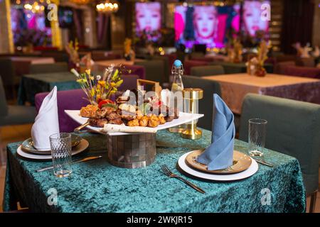 Erleben Sie die reichen Aromen der türkischen Küche in einem luxuriösen Restaurant mit aufmerksamem Personal und einem eleganten Ambiente. Stockfoto