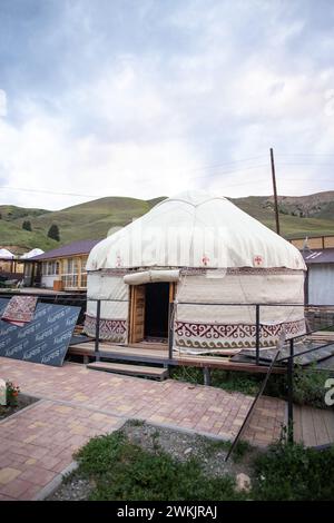 Die Jurte, ein Nomadenzelt Zentralasiens, ist rund, aus Filz oder Fellen, einfach zu montieren und tragbar. Es ist eine traditionelle Wohnung. Stockfoto