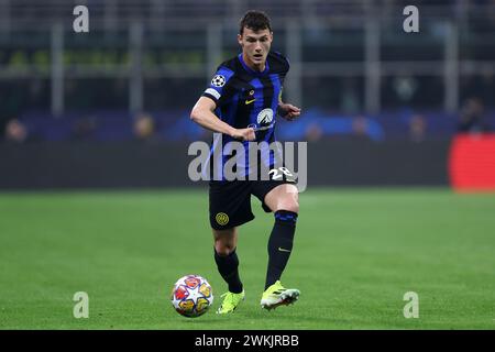 Mailand, Italien. Februar 2024. Benjamin Pavard vom FC Internazionale im Achtelfinale der UEFA Champions League im Spiel zwischen dem FC Internazionale und dem Club Atletico de Madrid im Stadio Giuseppe Meazza am 20. Februar 2024 in Mailand. Quelle: Marco Canoniero/Alamy Live News Stockfoto