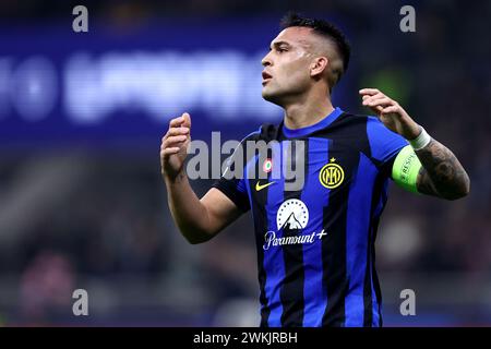 Mailand, Italien. Februar 2024. Lautaro Martinez vom FC Internazionale sieht beim Achtelfinale der UEFA Champions League am 20. Februar 2024 im Stadio Giuseppe Meazza in Mailand an. Quelle: Marco Canoniero/Alamy Live News Stockfoto