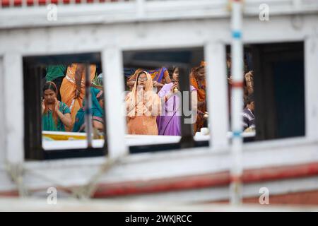 Indische Frauen beten am Gange-Fluss, Varanasi, Uttar Pradesh, Indien. Stockfoto