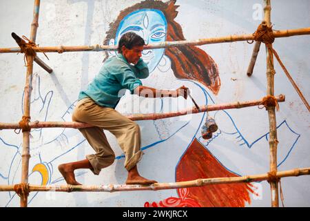 Ein Künstler, der die Figur der indischen Gottheit Shiva in einer Straße in Varanasi, Uttar Pradesh, Indien, malte. Stockfoto