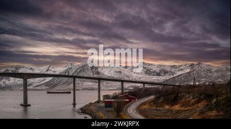 Andøy Brücke an Risøyhamn, Lofoten, Norwegen. Stockfoto