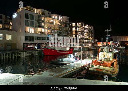 Dockside Apartments in Svolvaer Marina, Lofoten Inseln, Norwegen. Stockfoto