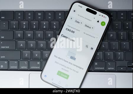 New York, USA – 20. Februar 2024: Neue Kampagne in Meta auf Smartphone-Bildschirm mit Tastaturhintergrund erstellen Stockfoto