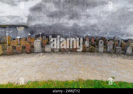 Die Grenzsteine von Muttenz durch die Festung rund um die Festungskirche St. Arbogast bei der Gemeinde Muttenz. Kanton Basel-Land Stockfoto