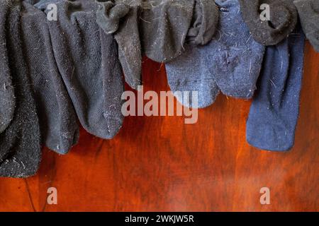 Hintergrund von gewaschenen schwarzen Männersocken aus Wolle auf dem Schrank Stockfoto