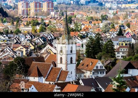 Erhöhter Blick auf die Festungskirche St. Arbogast bei der Gemeinde Muttenz. Kanton Basel-Land, Schweiz. Die Kirche ist die einzige in der Kirche Stockfoto