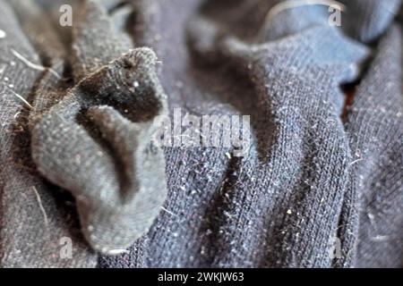 Hintergrund von gewaschenen schwarzen Männersocken aus Wolle auf dem Schrank Stockfoto