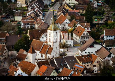 Erhöhter Blick auf die Festungskirche St. Arbogast bei der Gemeinde Muttenz. Kanton Basel-Land, Schweiz. Die Kirche ist die einzige in der Kirche Stockfoto