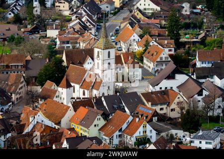 Erhöhter Blick auf die Festungskirche St. Arbogast bei der Gemeinde Muttenz. Kanton Basel-Land, Schweiz. Die Kirche ist die einzige in der Kirche Stockfoto