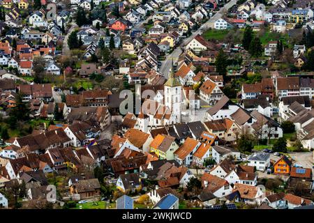 Erhöhter Blick auf die Festungskirche St. Arbogast bei der Gemeinde Muttenz. Kanton Basel-Land, Schweiz. Die Kirche ist die einzige in der Kirche Stockfoto