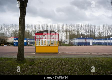 BIDDINGHUIZEN - temporärer Empfangsort in Biddinghuizen auf dem Veranstaltungsort Walibi Holland. Der temporäre Aufenthaltsort in Biddinghuizen beherbergt zweihundertvierzig zusätzliche Asylbewerber aus Ter Apel. ANP JILMER POSTMA niederlande aus - belgien aus Stockfoto