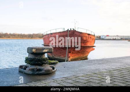 21. Februar 2024, Mecklenburg-Vorpommern, Rostock: Das Wrack des Seebad-Schiffes „Undine“ wird zum Schleppen im Stadthafen vorbereitet. Das Schiff, das seit zehn Jahren dort liegt, gilt als das älteste Seebad-Schiff Deutschlands. Sie wurde 1910 erbaut. Die „Undine“ wird vom Stadthafen zum Fischerhafen gezogen. Sie wird dann mit einem Kran aus dem Wasser gehoben und an Land gelegt. Nach Schätzungen Rostocks würde die Restaurierung des langjährigen Binnenschiffes 500.000 Euro Kosten - laut Hansestadt zu viel. Es ist also Current Stockfoto