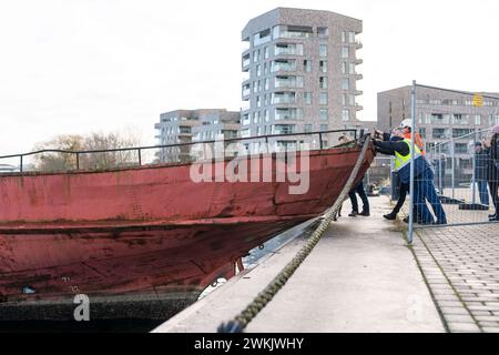 21. Februar 2024, Mecklenburg-Vorpommern, Rostock: Das Wrack des Seebad-Schiffes „Undine“ wird zum Schleppen im Stadthafen vorbereitet. Das Schiff, das seit zehn Jahren dort liegt, gilt als das älteste Seebad-Schiff Deutschlands. Sie wurde 1910 erbaut. Die „Undine“ wird vom Stadthafen zum Fischerhafen gezogen. Sie wird dann mit einem Kran aus dem Wasser gehoben und an Land gelegt. Nach Schätzungen Rostocks würde die Restaurierung des langjährigen Binnenschiffes 500.000 Euro Kosten - laut Hansestadt zu viel. Es ist also Current Stockfoto