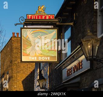 Nahaufnahme der Schilder des Dove Public House (Fullers) in Hammersmith, West London, England, Großbritannien Stockfoto